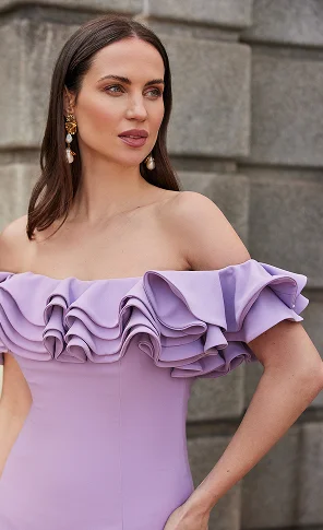 Frau in einem violetten Kleid