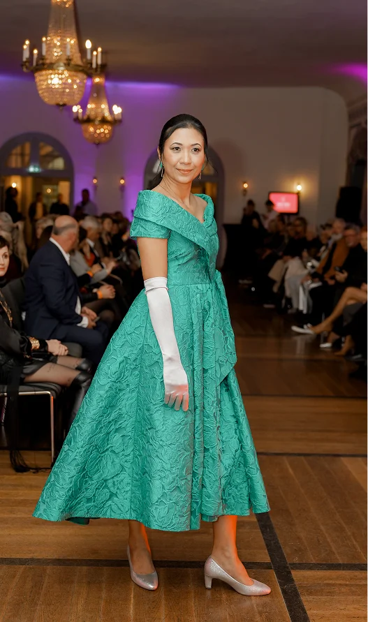 Frau im grünen Kleid