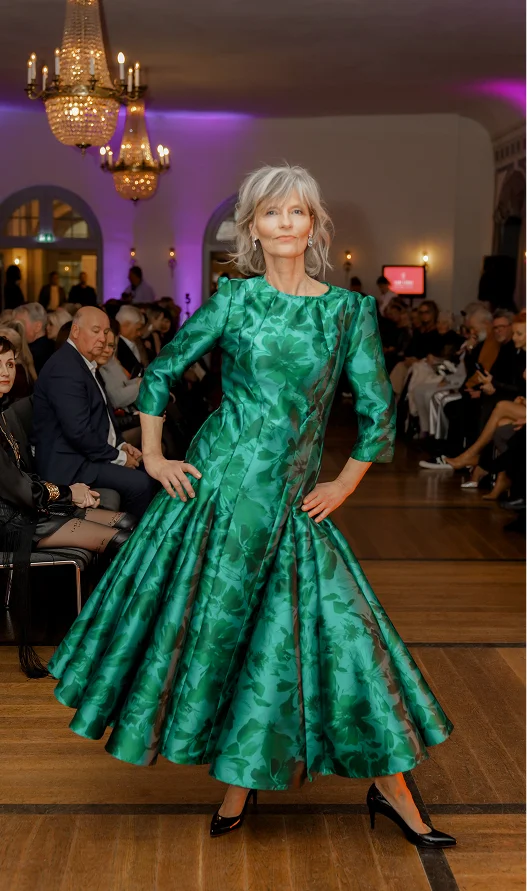 Frau im grünen Kleid
