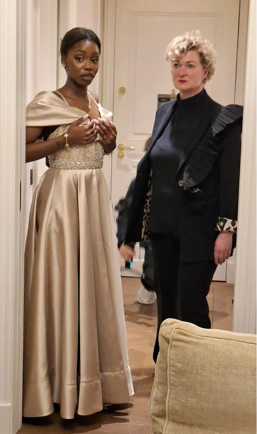 Zwei Frauen in eleganter Kleidung in einem luxuriösen Raum Rechts im Bild: Silke Scholz