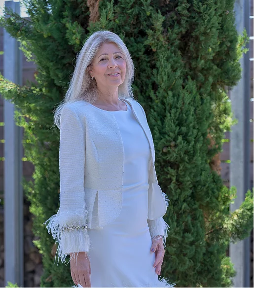 Frau in weißen Kleidern