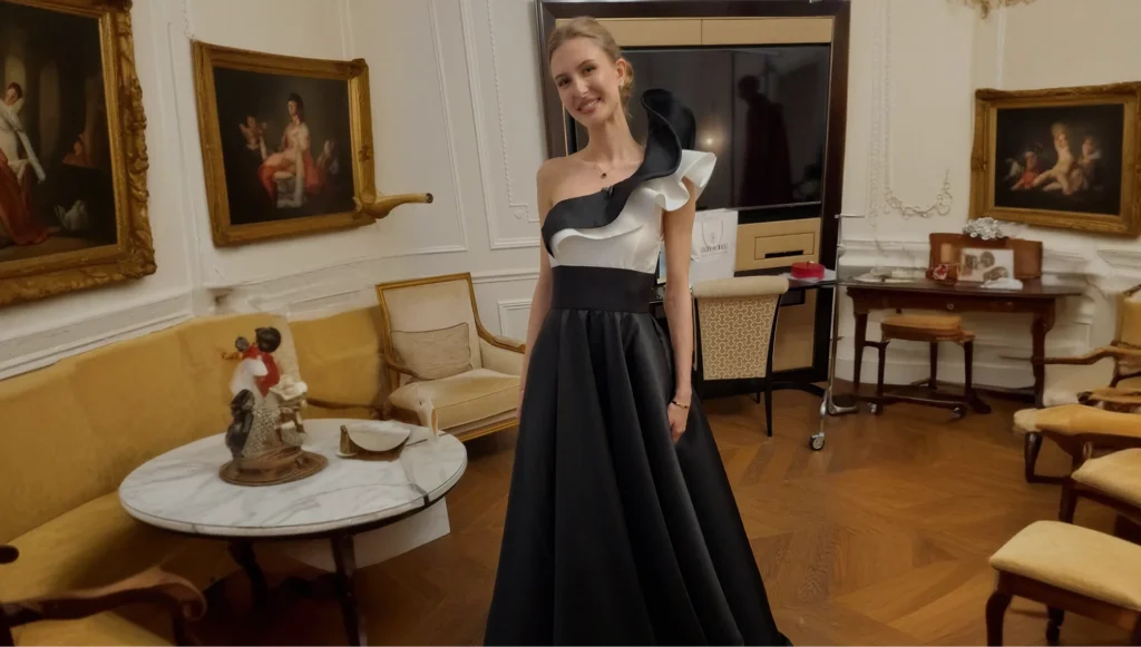 Frau im eleganten schwarzen Kleid in einem stilvollen Wohnzimmer