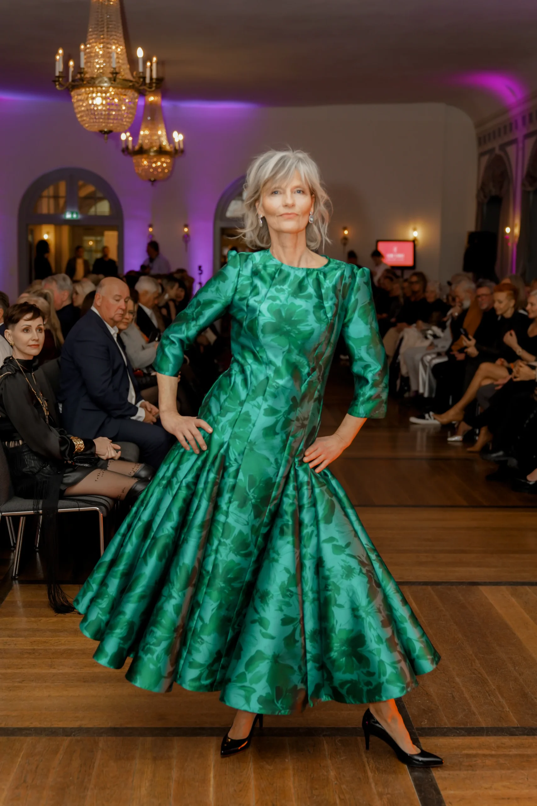 Frau im hellgrünen Kleid