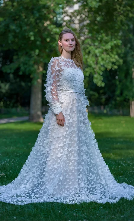 Frau im weißen Kleid