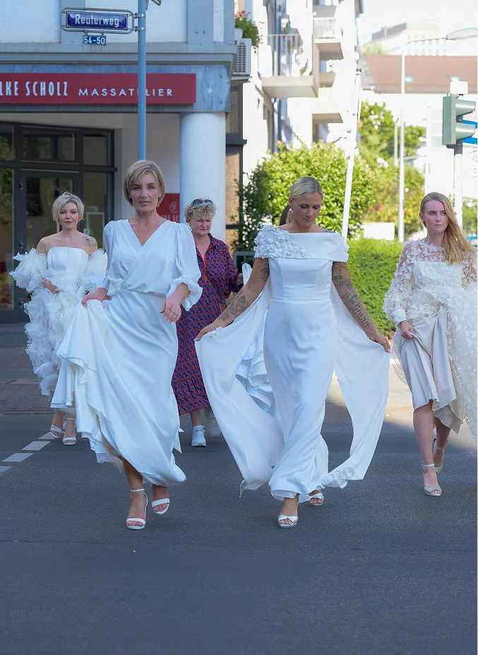 Frau in weißen Kleidern