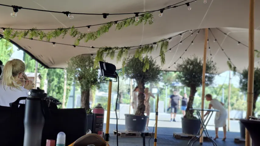 Open-Air-Event mit Pflanzen und stilvoller Dekoration