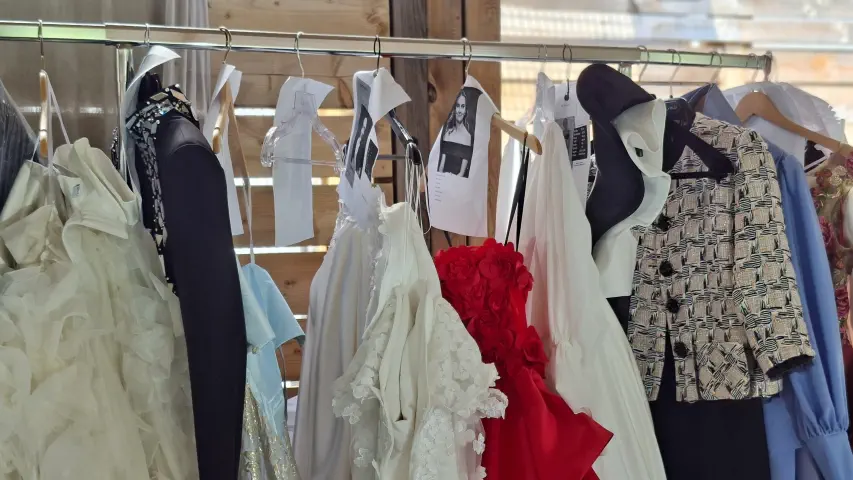 Kleiderstange mit eleganten Kleidungsstücken und Outfits