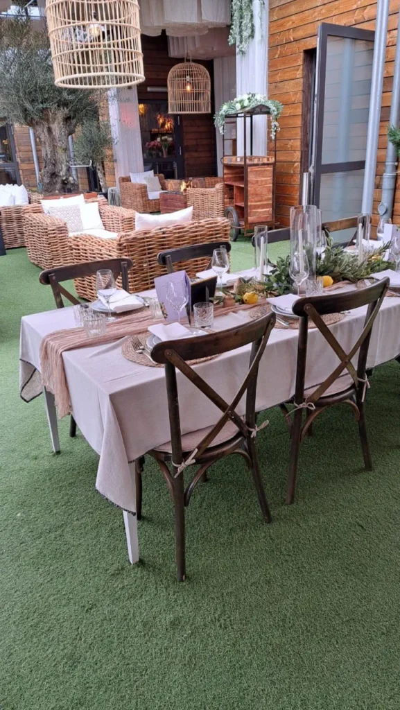 Eleganter Outdoor-Tisch mit rustikaler Dekoration, gedeckt für ein Essen