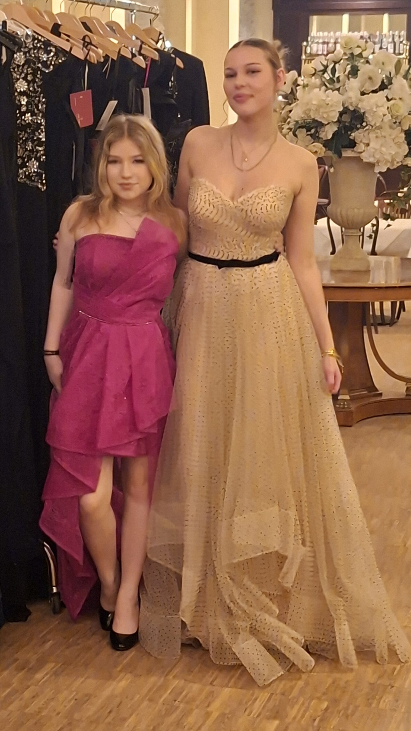 Zwei Frauen in eleganten Abendkleidern auf einer Veranstaltung