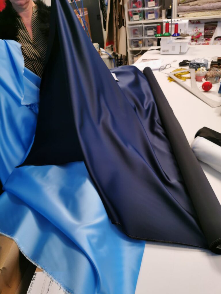 Nahaufnahme von blauen Stoffen in einem Nähatelier