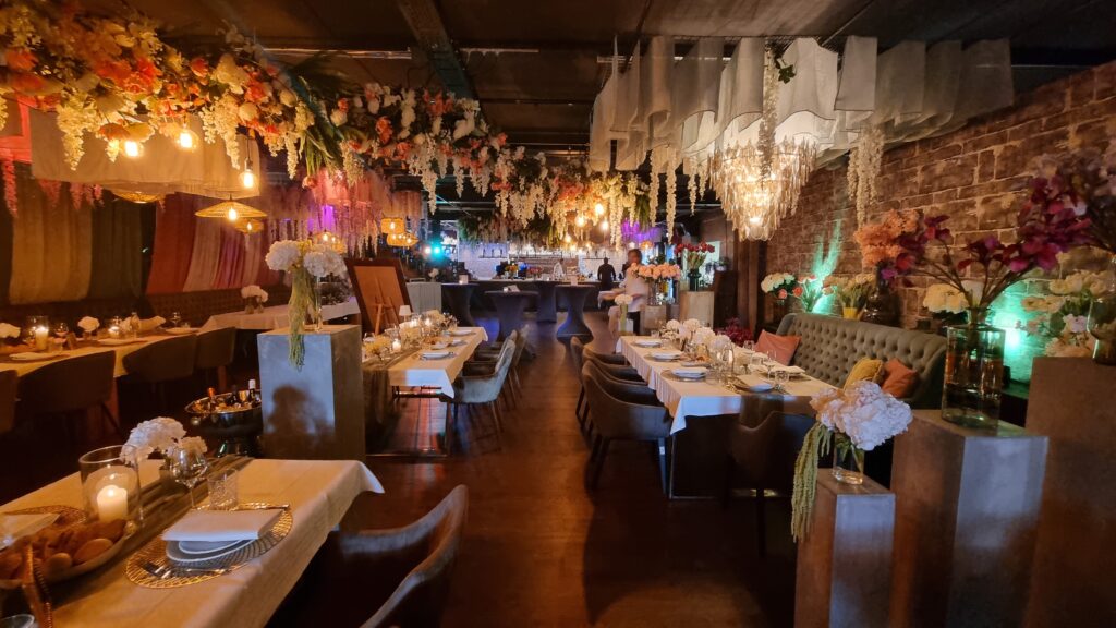 Elegant dekoriertes Restaurant mit Blumen und stimmungsvoller Beleuchtung