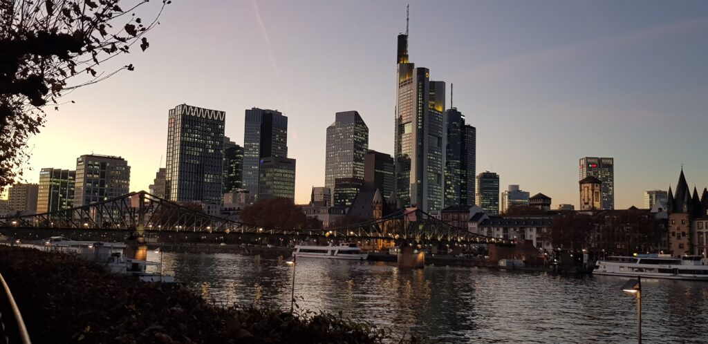 Silke-Scholz-Couture Frankfurter Skyline bei Sonnenuntergang über dem Main