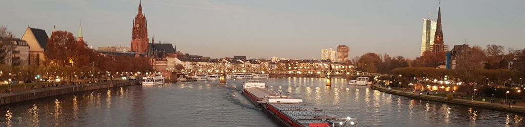 Silke-Scholz-Couture Abendlicher Blick auf den Main mit Frankfurter Skyline