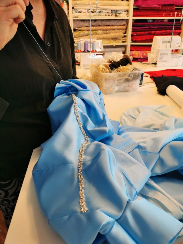 Silke-Scholz-Couture Nähen eines blauen Kleides mit Zierperlen
