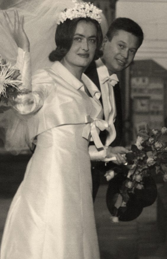 Braut in den 1960er Jahren im ursprünglichen Hochzeitskleid