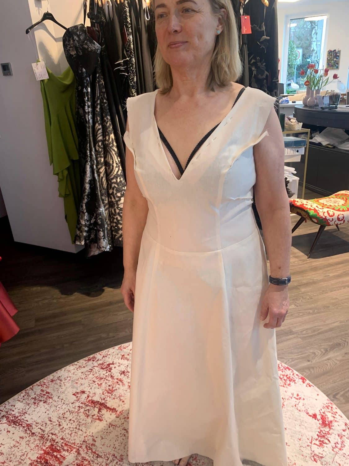 Erste Anprobe am Nessel-Modell im Atelier, Silke Scholz Frankfurt