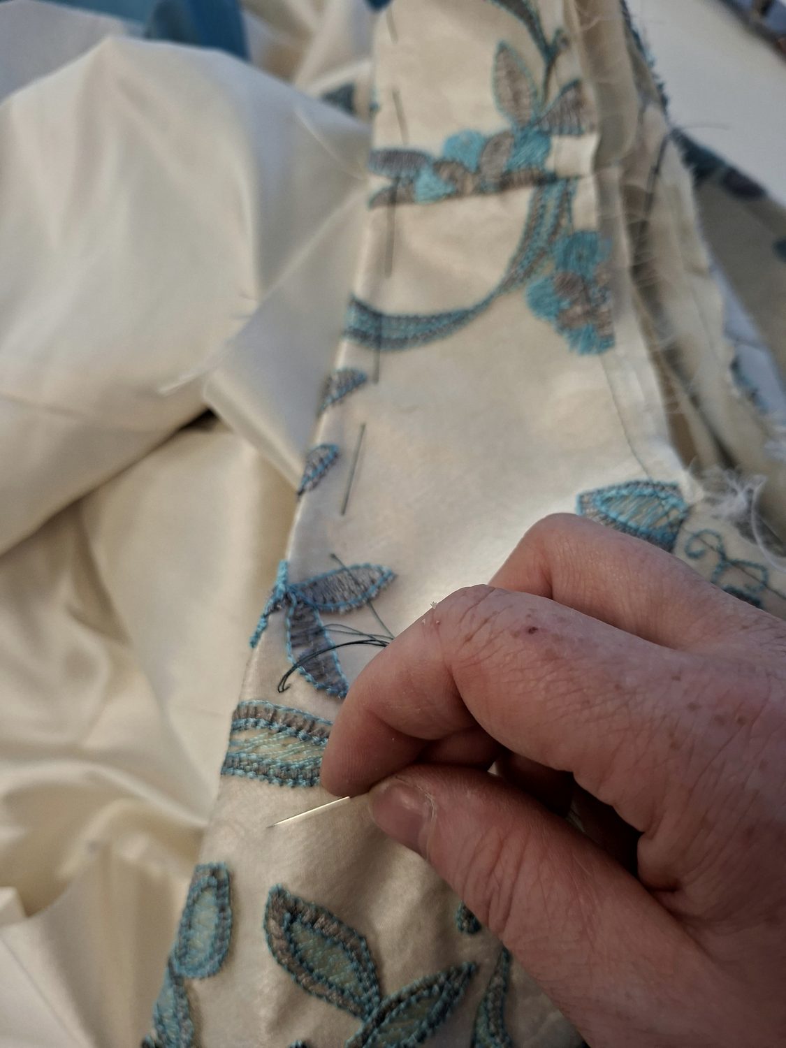 Handnäharbeit am Kleid