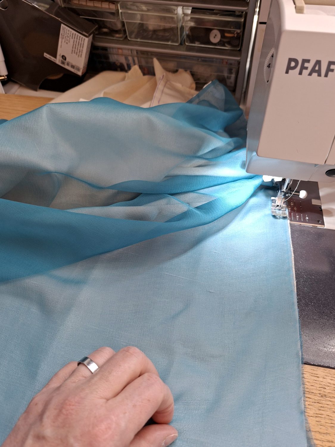 Blaue Chiffon-Godets
