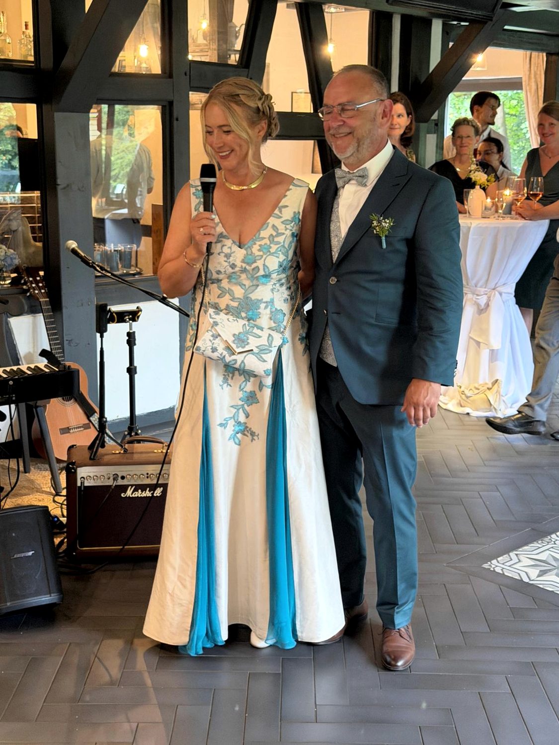 Braut im fertigen Kleid an ihrem Hochzeitstag