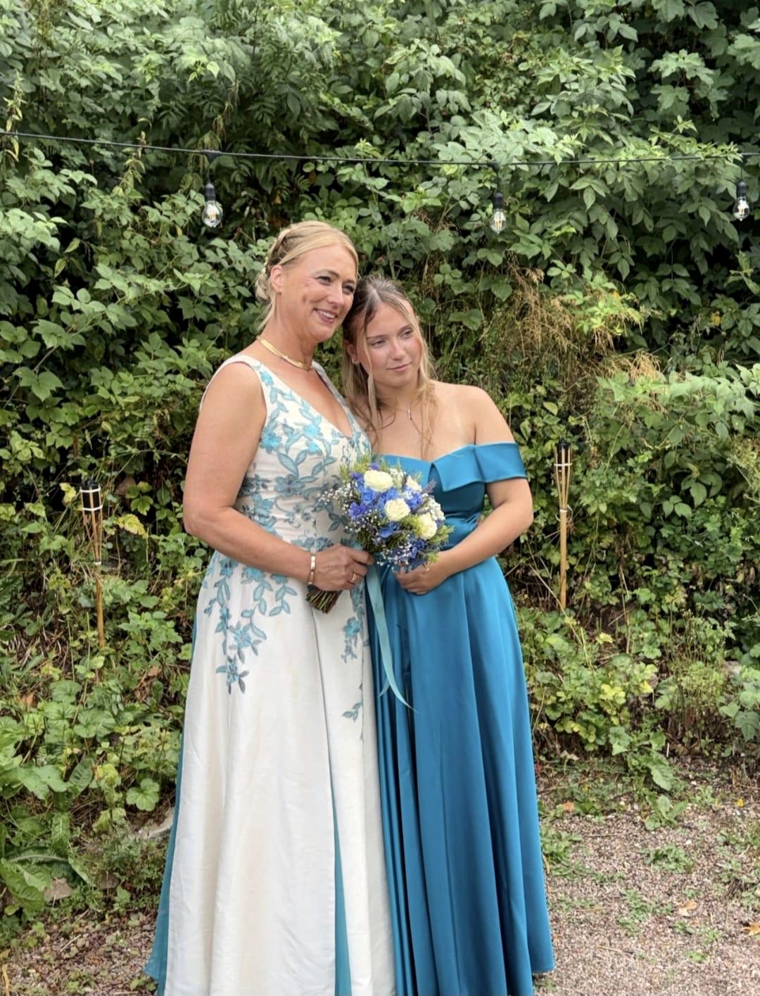 Mutter und Tochter, beide in Kleidern aus unserem Atelier