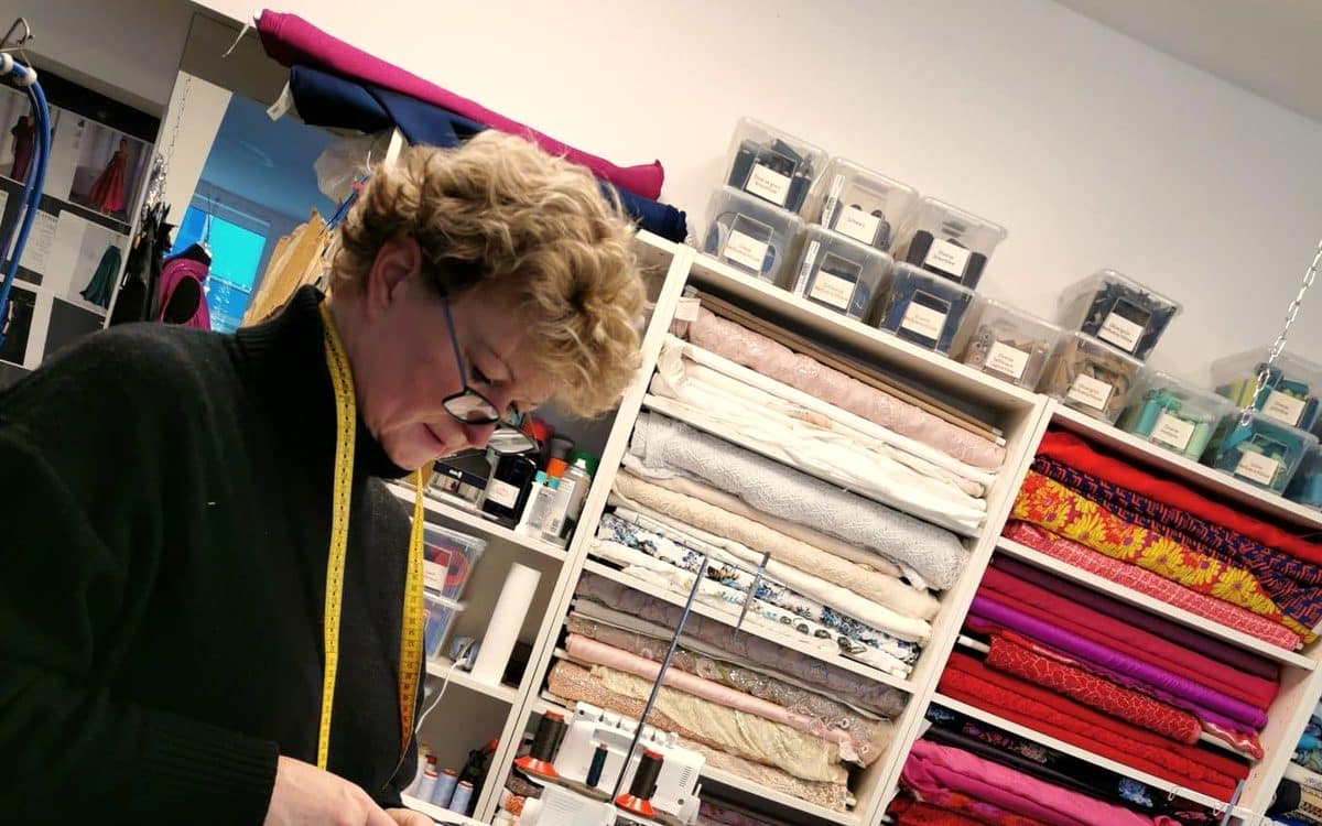 Silke Scholz bei der Arbeit im Atelier
