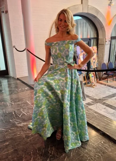 Frau in einem grünen Kleid