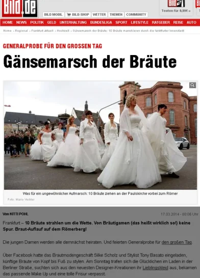 Frankfurt: Zehn Bräute ziehen im Gänsemarsch am Paulskirche vorbei