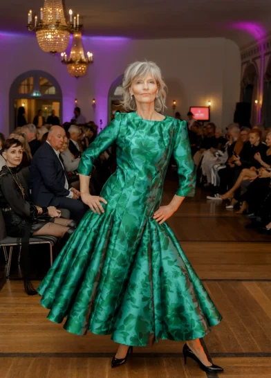 Frau im hellgrünen Kleid