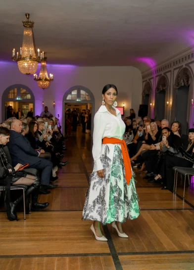 Frau in weißgrünem Kleid