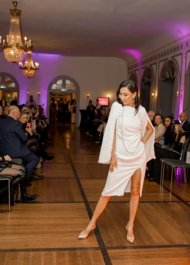 Frau in weißem kurzem Kleid