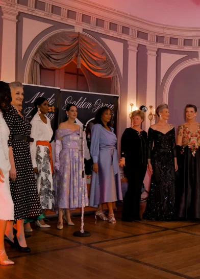 Frauen stehen in einer Reihe