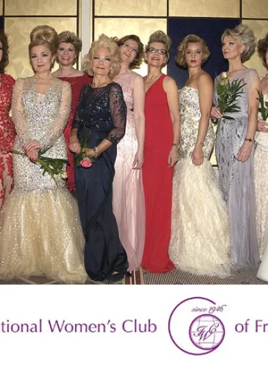Gruppe von Frauen in eleganter Abendgarderobe beim International Women's Club Event Frankfurt