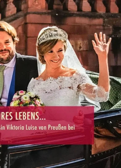 Prinzessin Viktoria Luise mit Ehemann auf Hochzeit, glücklich lächelnd