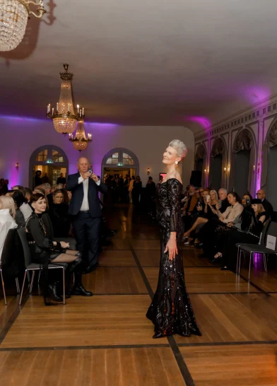 Frau im schwarzen Kleid