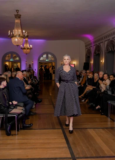 Frau in dunkelgrauem Kleid