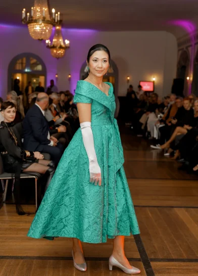 Frau im grünen Kleid