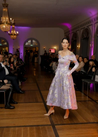 Frau in silbernem Kleid