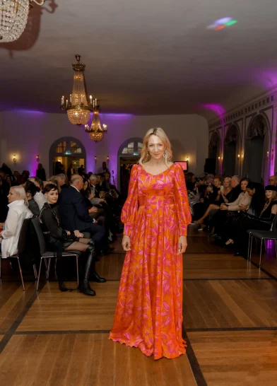 Frau im orangefarbenen Kleid