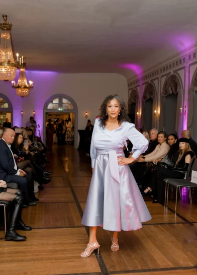 Frau im weißen Kleid